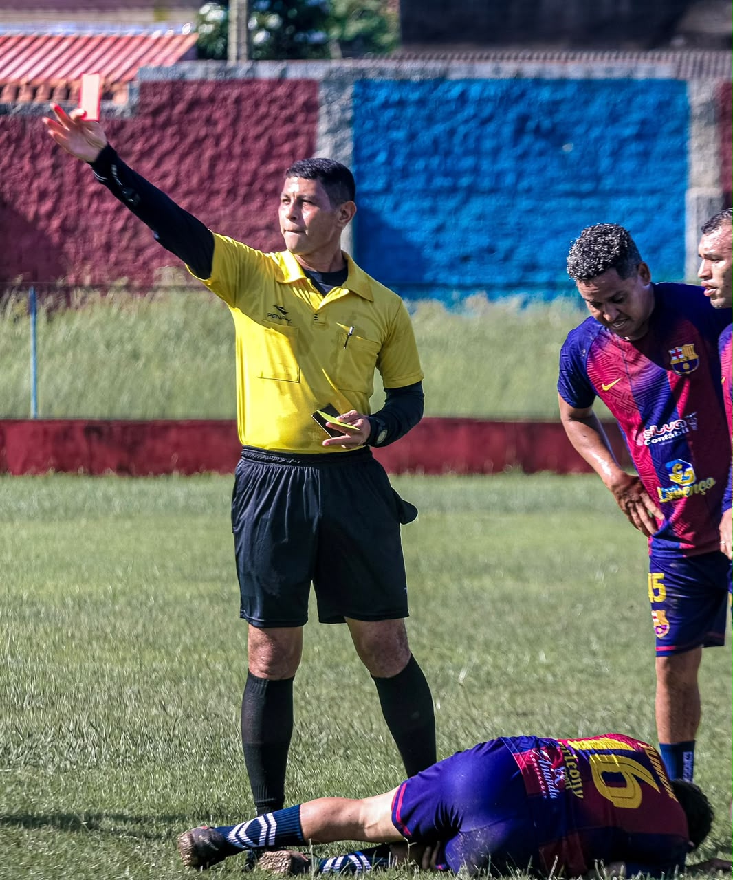 Foto real de Marco Borges Jr. em campo, como árbitro